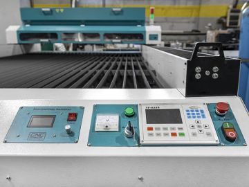 Широкоформатный CO2 станок по металлу и неметаллу Cutter XL PRO